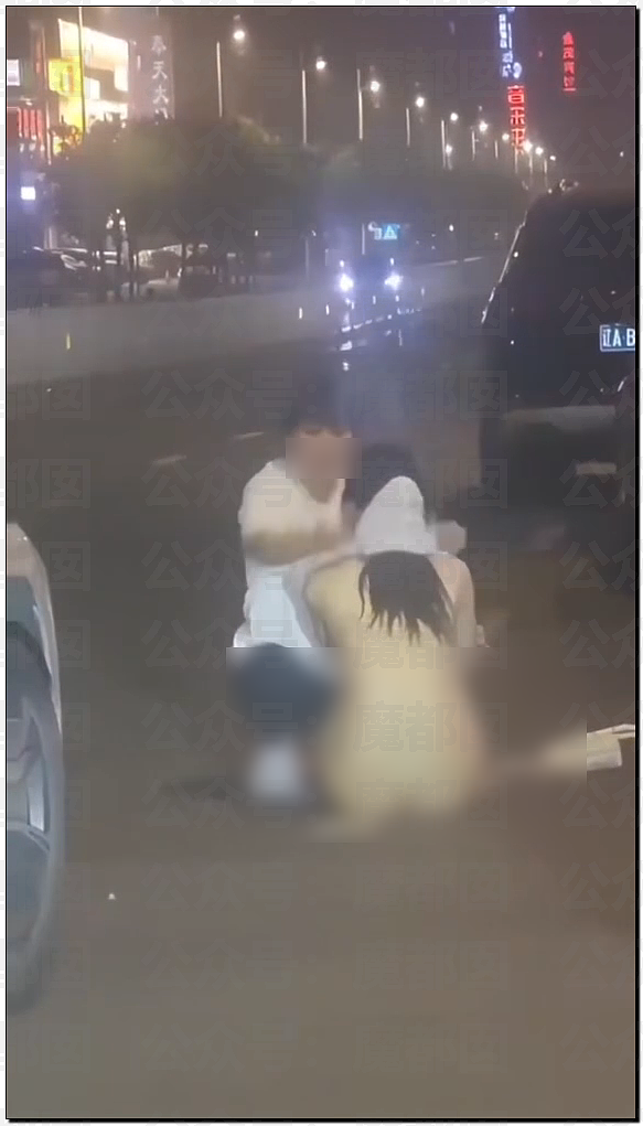 两名女同吵架疯传！超绝身材却一丝不挂坐地引发热议（组图） - 27