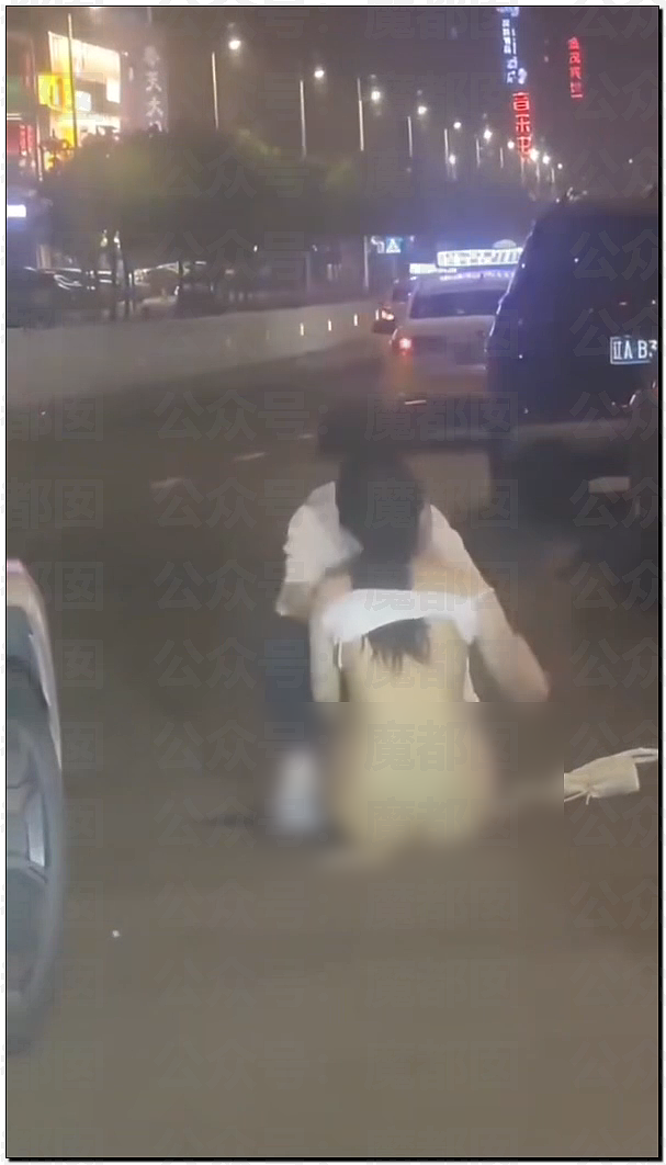 两名女同吵架疯传！超绝身材却一丝不挂坐地引发热议（组图） - 28