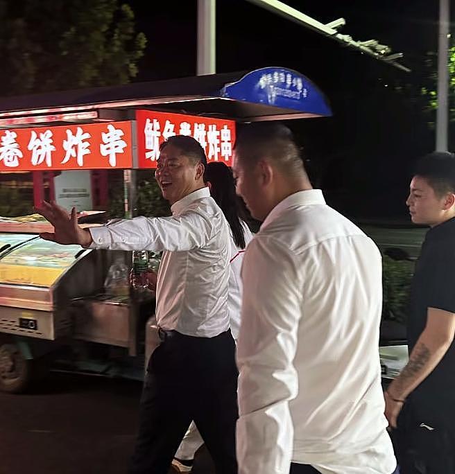 刘强东回老家，凌晨1点喝到脸通红，穿拖鞋做鬼脸，乡亲帮洗房子（组图） - 1