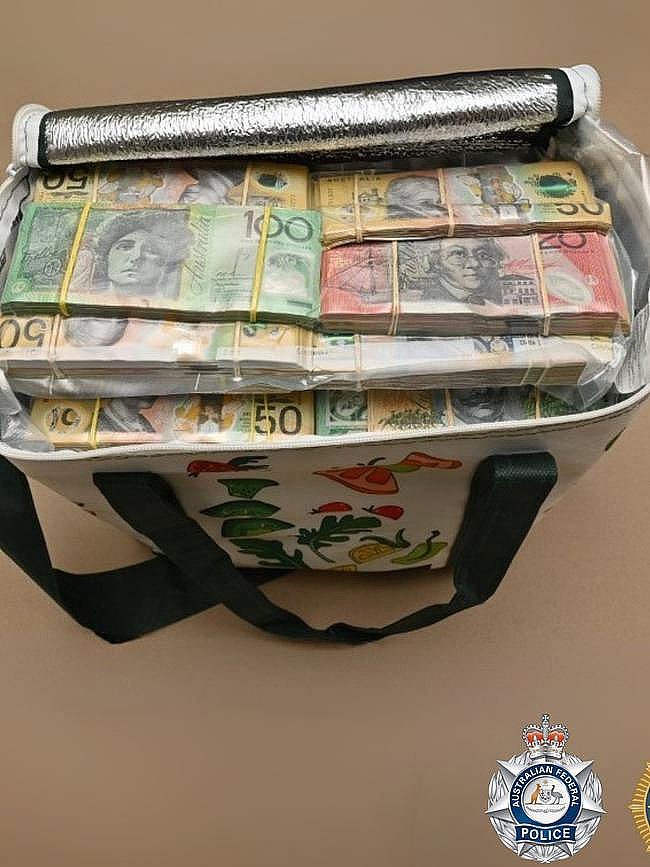 拦车一查全是钱！澳警方搜出6大包现金，总值$58万，司机当场被捕（组图） - 2