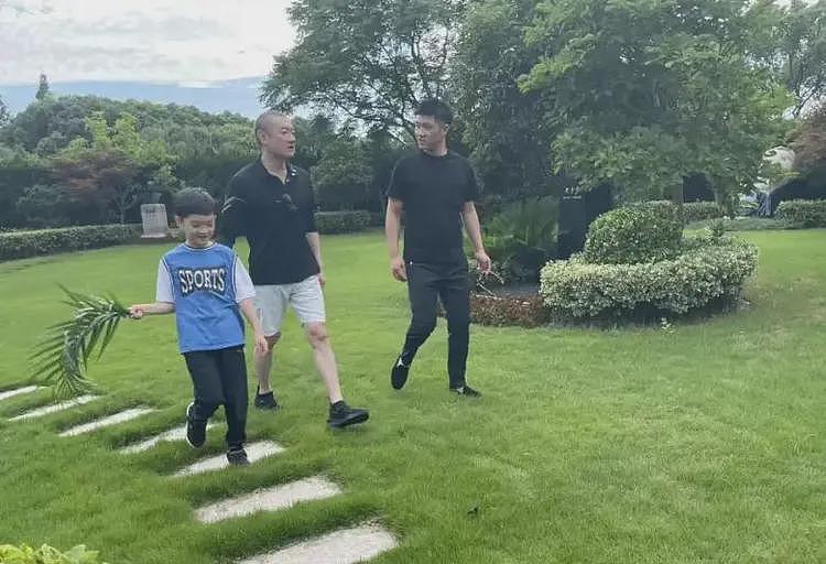 汪雨老婆遭深扒:大学经常旷课,曾留学英国,母亲是小学老师(组图) - 12