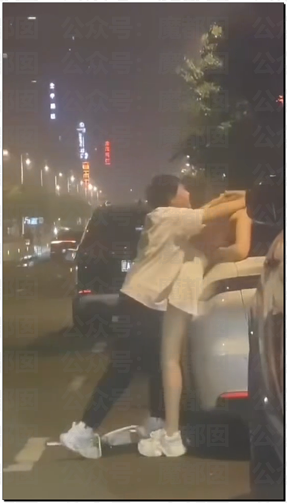 两名女同吵架疯传！超绝身材却一丝不挂坐地引发热议（组图） - 11