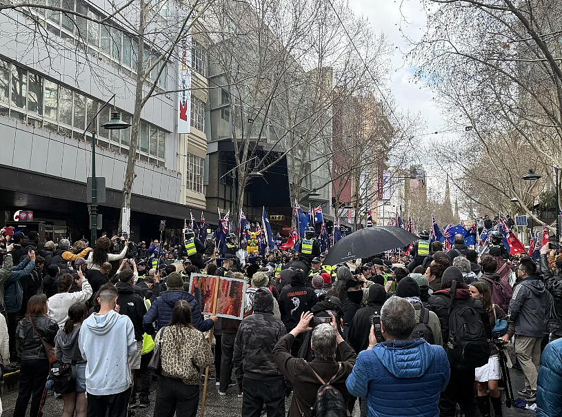 今天，全澳反移民大游行，多地数万人集结涌上街头！警察现场待命， 直升机出动（组图） - 17