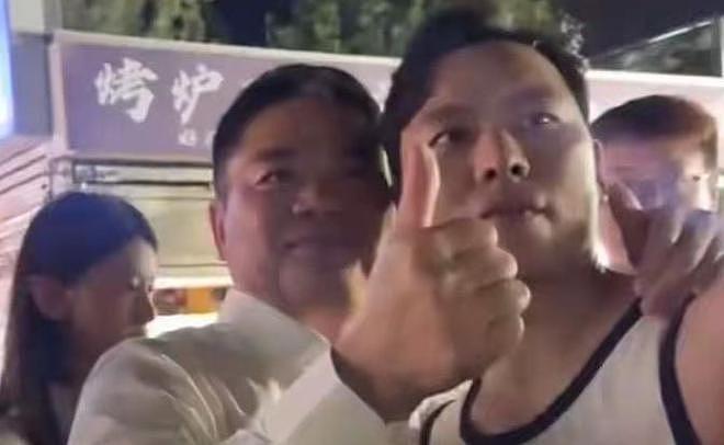 刘强东回老家，凌晨1点喝到脸通红，穿拖鞋做鬼脸，乡亲帮洗房子（组图） - 25