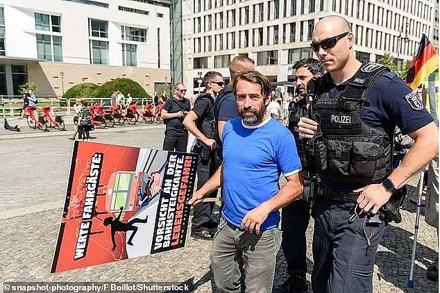 仇恨LGBT的德国极右翼男子被判入狱,却在入狱前紧急申请变为女人?!网友:魔法打败魔法...(组图) - 4