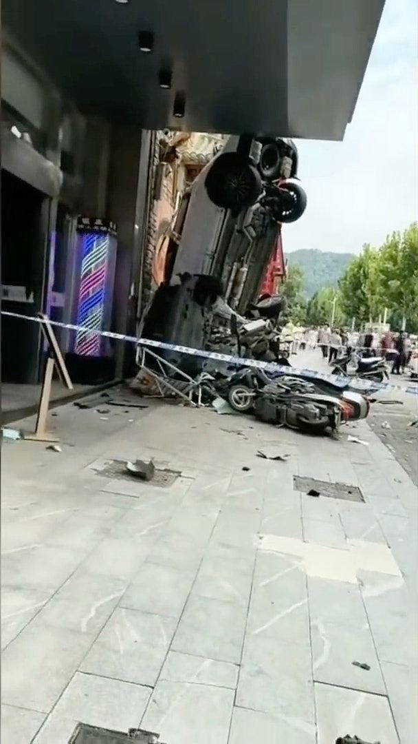 湖北一车辆失控撞墙1死2伤！目击者：车都飞起来了（视频/组图） - 3
