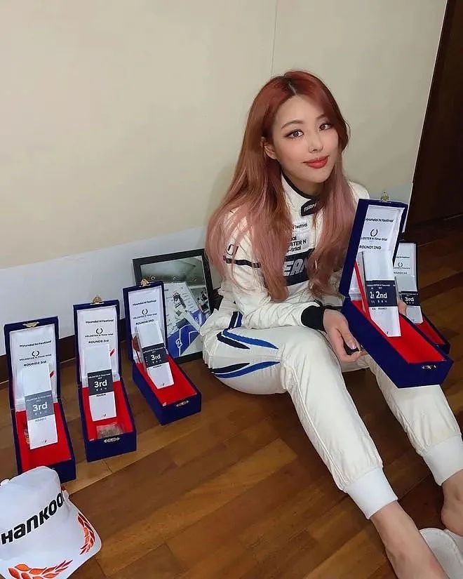 【美女】蜂腰翘臀大长腿、还有神仙颜值!24岁最辣女司机让网友都沸腾了…(组图) - 4