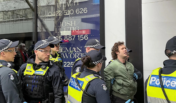 今天，全澳反移民大游行，多地数万人集结涌上街头！警察现场待命， 直升机出动（组图） - 15