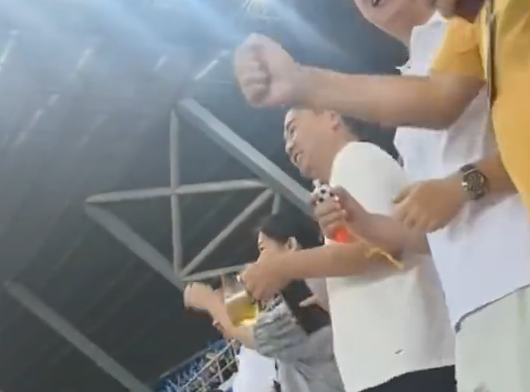 刘强东现身苏超支持宿迁队，拿着啤酒手舞足蹈，球迷称他开心得像个孩子（组图） - 1