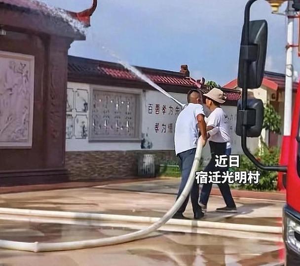 刘强东回老家，凌晨1点喝到脸通红，穿拖鞋做鬼脸，乡亲帮洗房子（组图） - 13
