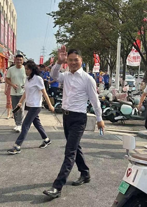 刘强东回老家，凌晨1点喝到脸通红，穿拖鞋做鬼脸，乡亲帮洗房子（组图） - 6