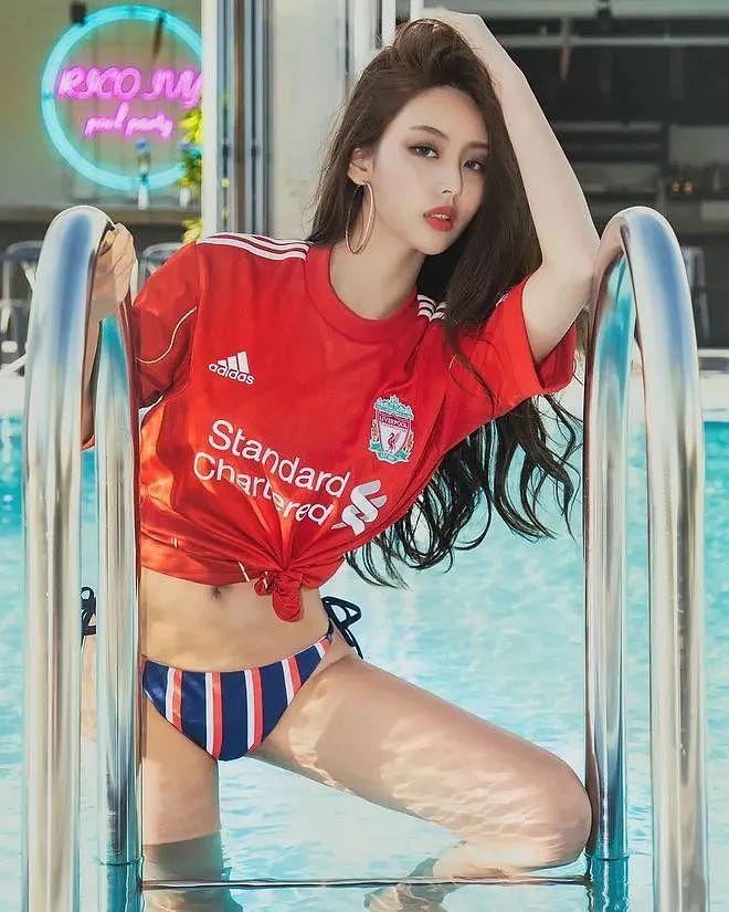 【美女】蜂腰翘臀大长腿、还有神仙颜值!24岁最辣女司机让网友都沸腾了…(组图) - 6