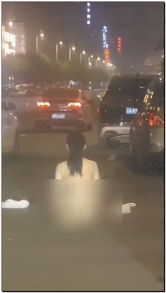 两名女同吵架疯传！超绝身材却一丝不挂坐地引发热议（组图） - 22