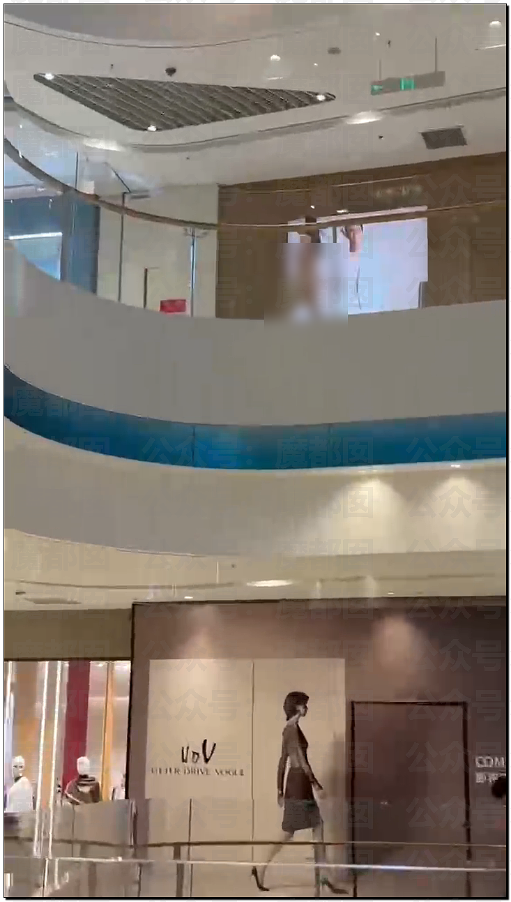 两名女同吵架疯传！超绝身材却一丝不挂坐地引发热议（组图） - 3