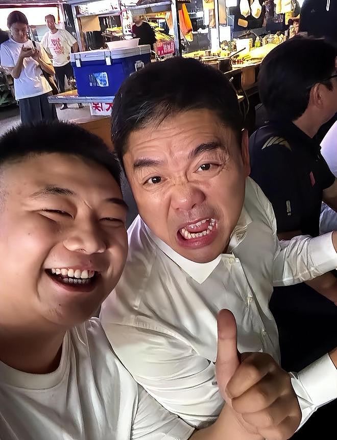 刘强东回老家，凌晨1点喝到脸通红，穿拖鞋做鬼脸，乡亲帮洗房子（组图） - 4