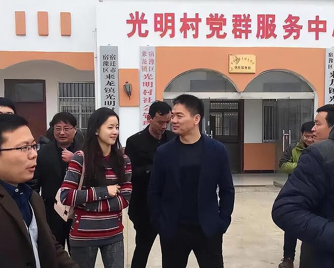 刘强东回老家，凌晨1点喝到脸通红，穿拖鞋做鬼脸，乡亲帮洗房子（组图） - 16