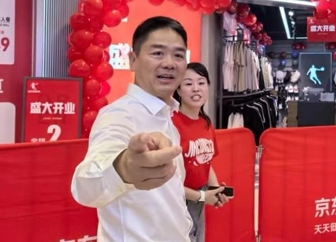 刘强东回老家，凌晨1点喝到脸通红，穿拖鞋做鬼脸，乡亲帮洗房子（组图） - 8
