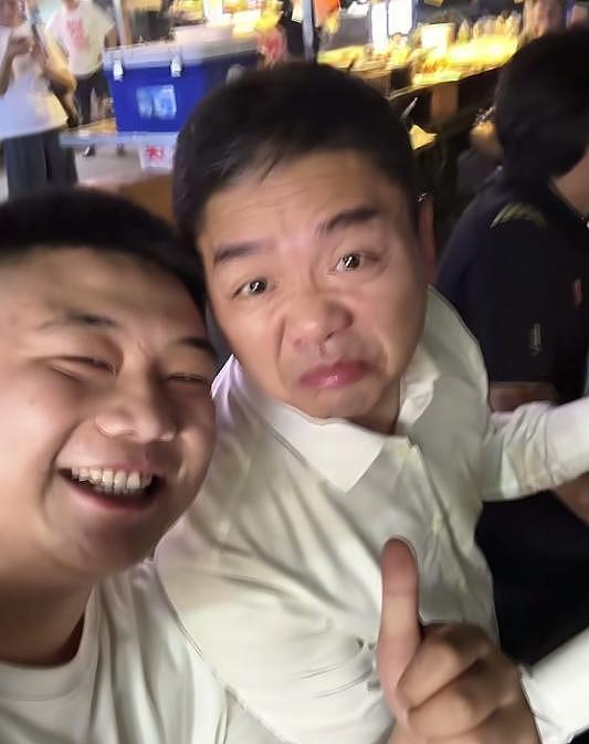 刘强东回老家，凌晨1点喝到脸通红，穿拖鞋做鬼脸，乡亲帮洗房子（组图） - 5