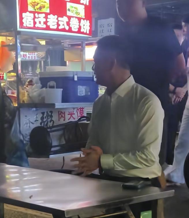 刘强东回老家，凌晨1点喝到脸通红，穿拖鞋做鬼脸，乡亲帮洗房子（组图） - 2