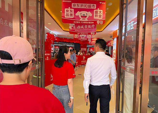 刘强东回老家，凌晨1点喝到脸通红，穿拖鞋做鬼脸，乡亲帮洗房子（组图） - 7
