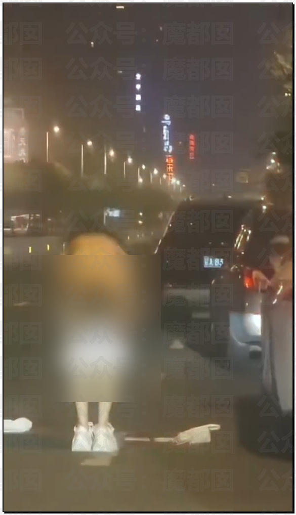 两名女同吵架疯传！超绝身材却一丝不挂坐地引发热议（组图） - 18