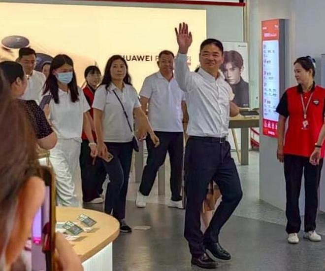 刘强东回老家，凌晨1点喝到脸通红，穿拖鞋做鬼脸，乡亲帮洗房子（组图） - 10