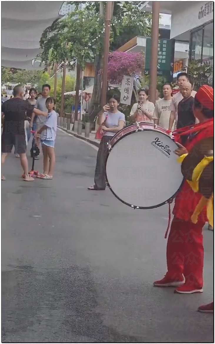 毁三观！原配夫人敲锣打鼓举牌替丈夫纳妾迎娶小三引发热议（组图） - 1