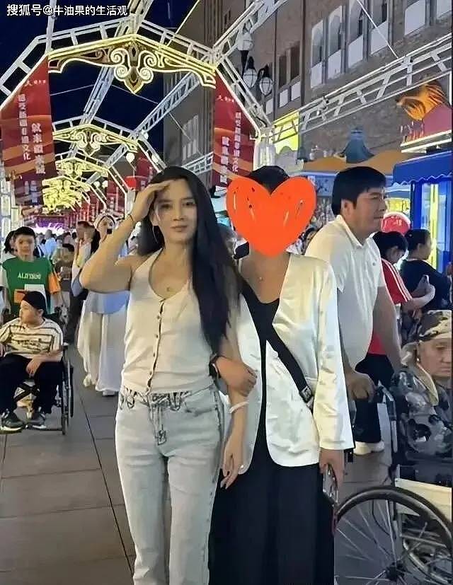 汪峰带森林北在新疆过七夕，为她买珠宝男友力十足（组图） - 4