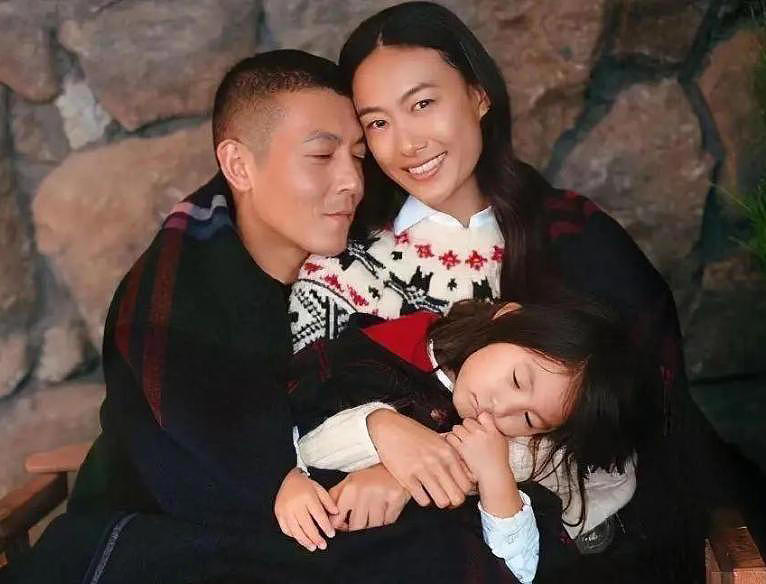 陈冠希妻子首次亮相!网友:有眼光(组图) - 1