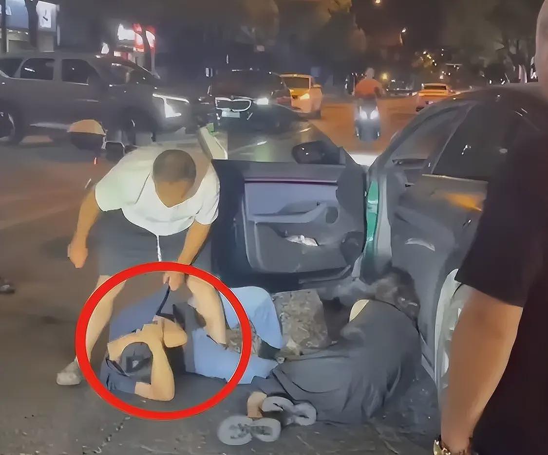 杭州男子暴打情夫，猛踹私密处，妻子跪地求饶，律师发声：恐遭刑罚（组图） - 2