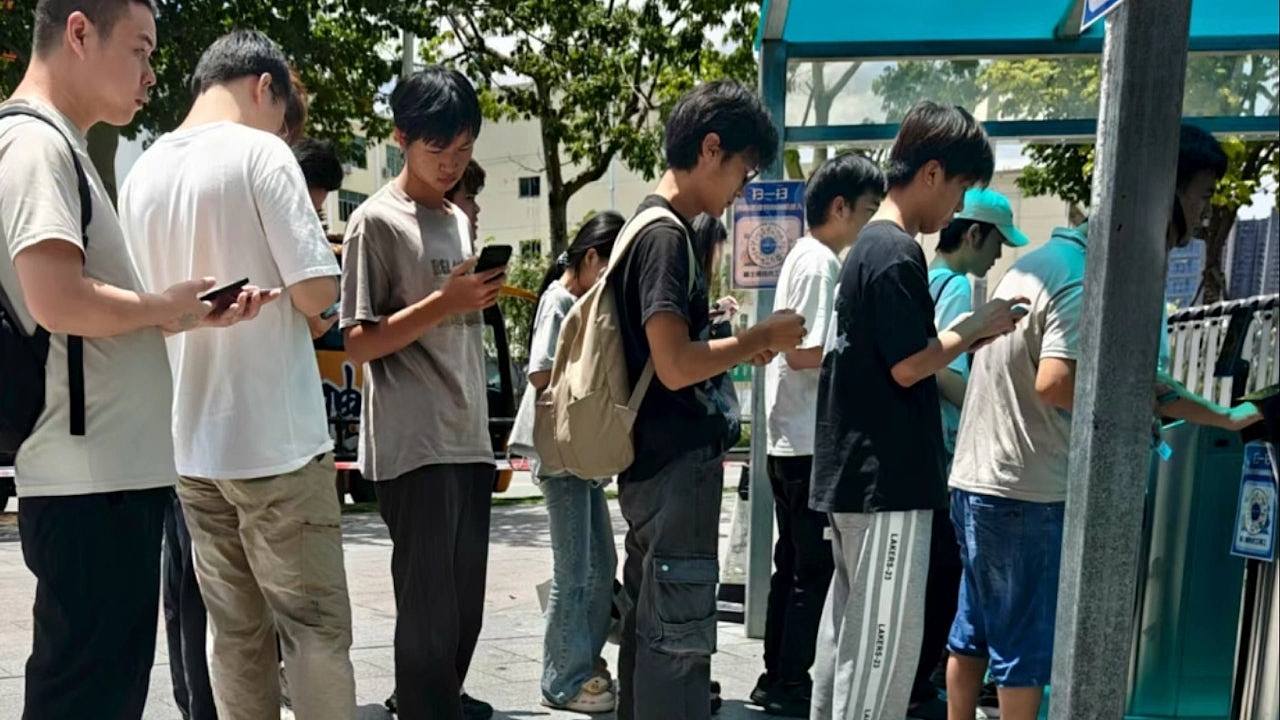 iPhone17发布在即！华强北手机壳抢先开售，富士康员工每天都加班（组图） - 1