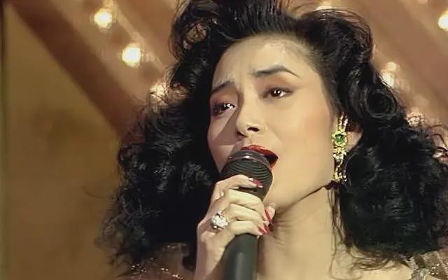 63岁邝美云献唱2025港姐决赛，气质碾压冠军，看不见白头发疑染发（组图） - 16