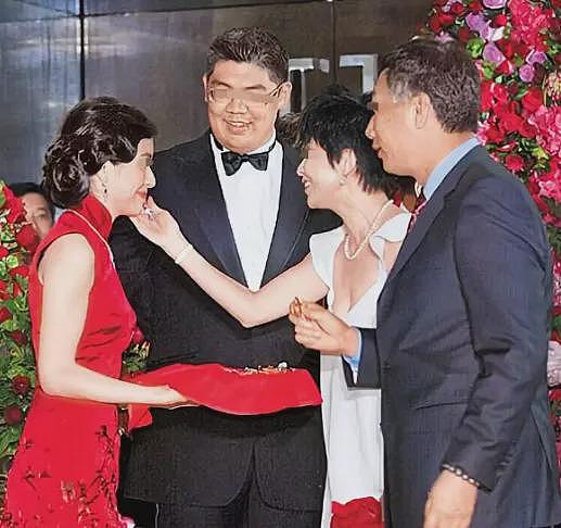 恭喜成功上位！家庭教师挤走正宫，结婚两年老公突然去世！遗嘱允许找男友不许离婚（组图） - 25