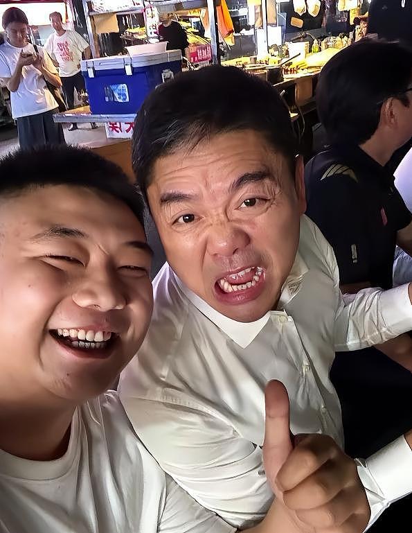 刘强东去看苏超了，喝着啤酒跳着舞，情绪好嗨，市长在旁边吹喇叭（组图） - 4