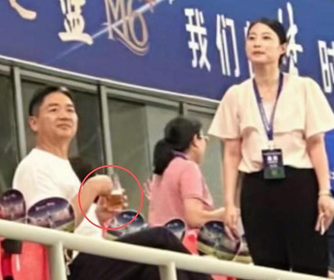 刘强东去看苏超了，喝着啤酒跳着舞，情绪好嗨，市长在旁边吹喇叭（组图） - 12