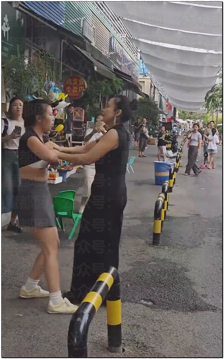 毁三观！原配夫人敲锣打鼓举牌替丈夫纳妾迎娶小三引发热议（组图） - 2