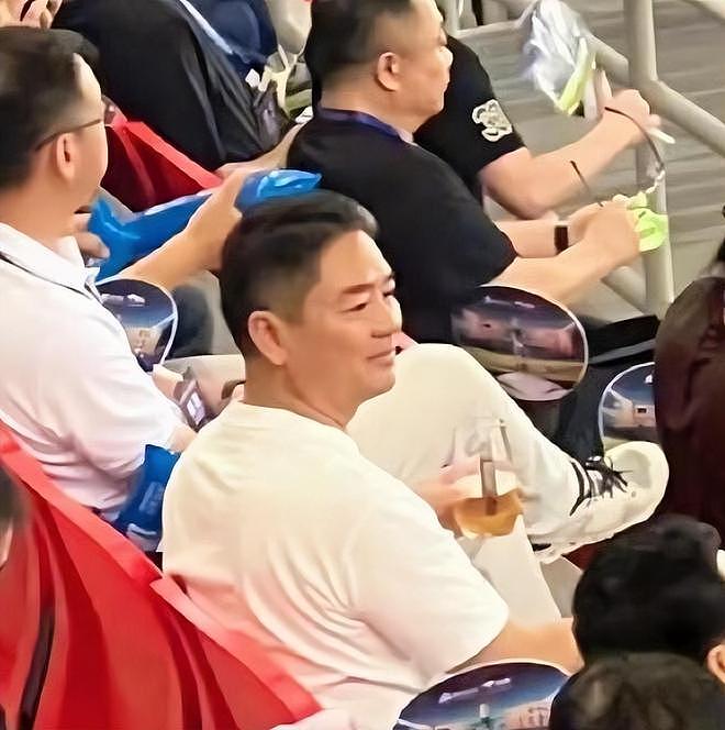 刘强东去看苏超了，喝着啤酒跳着舞，情绪好嗨，市长在旁边吹喇叭（组图） - 11