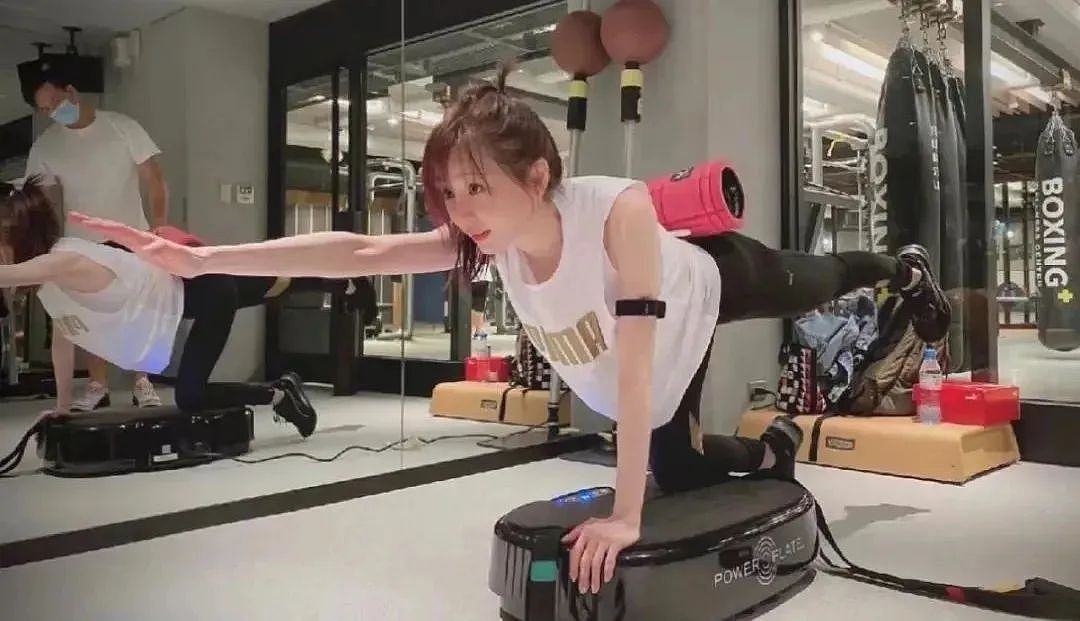 【美女】42岁王心凌，“括号臀”又辣又撩，弯腰那一刻，网友：这谁hold得住（组图） - 4
