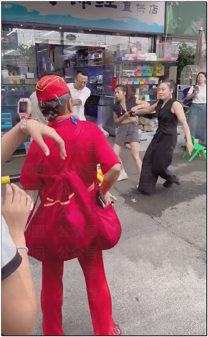毁三观！原配夫人敲锣打鼓举牌替丈夫纳妾迎娶小三引发热议（组图） - 6