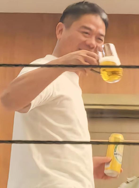 刘强东去看苏超了，喝着啤酒跳着舞，情绪好嗨，市长在旁边吹喇叭（组图） - 27