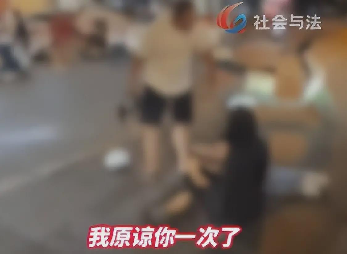 杭州男子暴打情夫，猛踹私密处，妻子跪地求饶，律师发声：恐遭刑罚（组图） - 6
