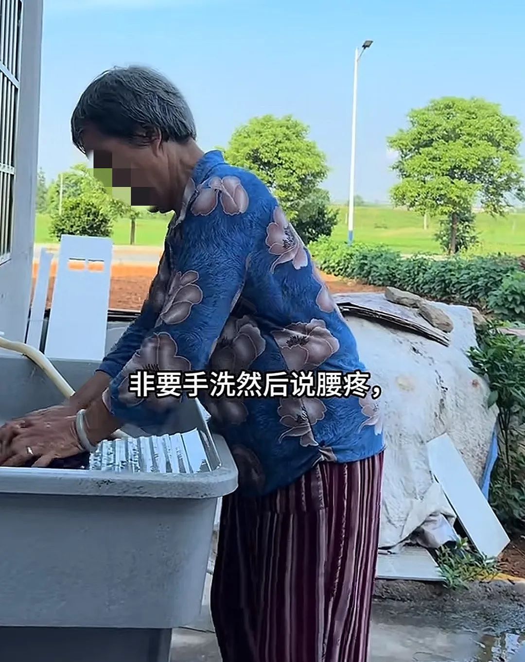 热搜上令人窒息的“母女吃牛肉面一幕”，哈佛教授揭露“精神穷人”的三观（组图） - 14