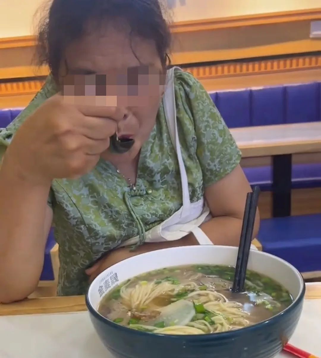 热搜上令人窒息的“母女吃牛肉面一幕”，哈佛教授揭露“精神穷人”的三观（组图） - 3