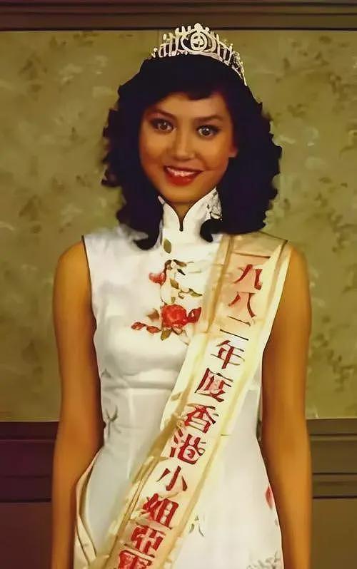 63岁邝美云献唱2025港姐决赛，气质碾压冠军，看不见白头发疑染发（组图） - 14