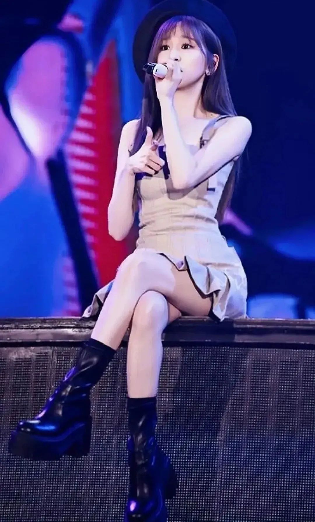 【美女】42岁王心凌，“括号臀”又辣又撩，弯腰那一刻，网友：这谁hold得住（组图） - 2