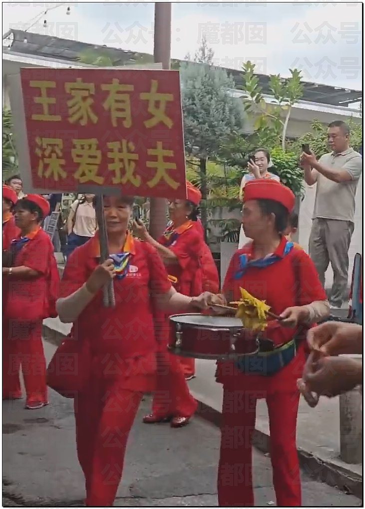 毁三观！原配夫人敲锣打鼓举牌替丈夫纳妾迎娶小三引发热议（组图） - 3