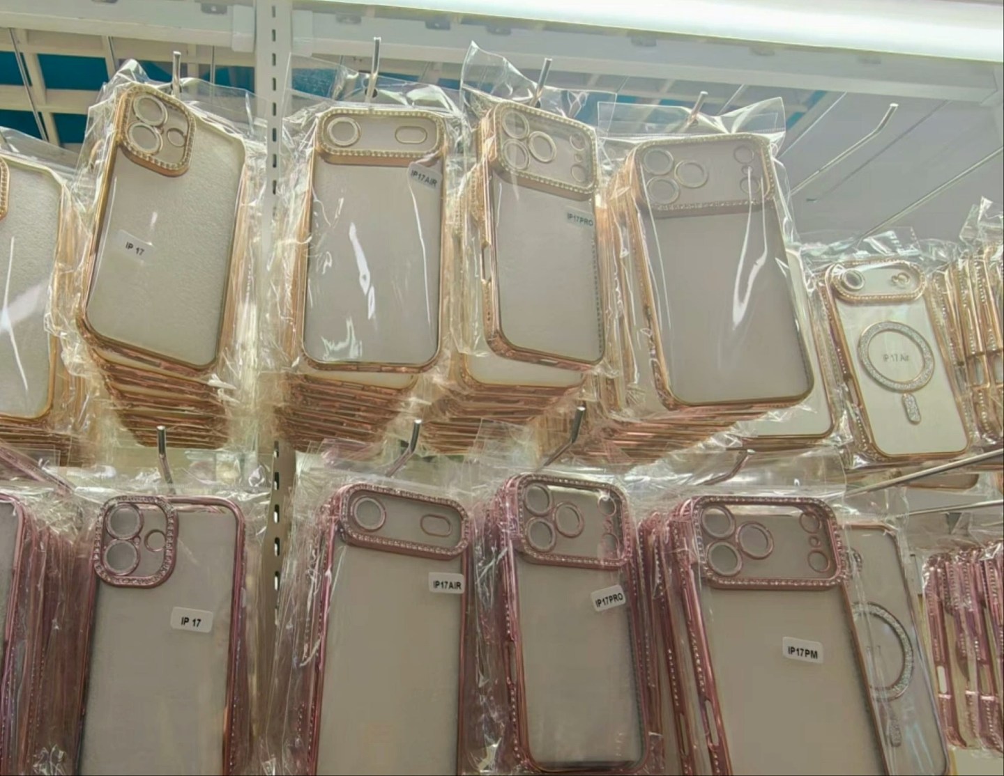 iPhone17发布在即！华强北手机壳抢先开售，富士康员工每天都加班（组图） - 5