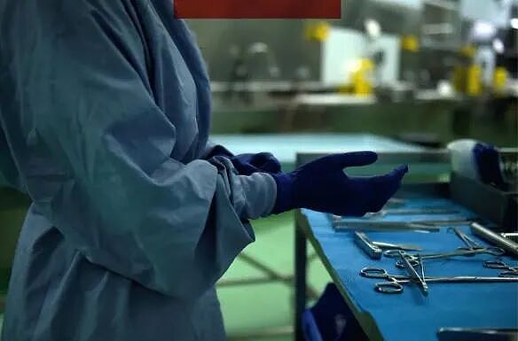 收到父亲骨灰，却被通知去领头？美国尸体经纪人，靠尸体获利千万...（组图） - 8