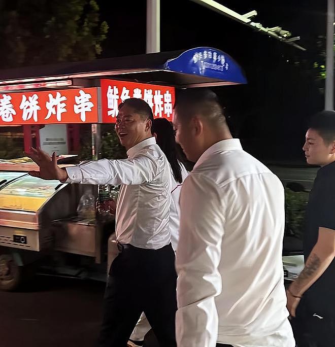 刘强东去看苏超了，喝着啤酒跳着舞，情绪好嗨，市长在旁边吹喇叭（组图） - 2