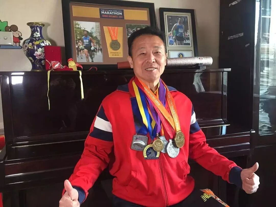 72岁中国老人不到4小时跑完悉尼马拉松，当事人：单纯喜欢跑步，已有59年跑龄（视频/组图） - 1
